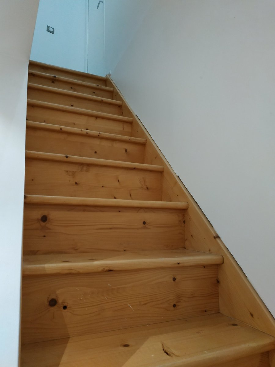 Sam_dimanche's tweet photo. Alors je voudrais juste dire que je suis content d'être encore en vie parce que je suis tombé dans les escaliers et c'était assez impressionnant. Le trou à l'arrivée c'est mon genou qui l'a fait.
Pas de blessure à déplorer non plus, je suis né sous une bonne étoile. https://t.co/WMA34GNrEs