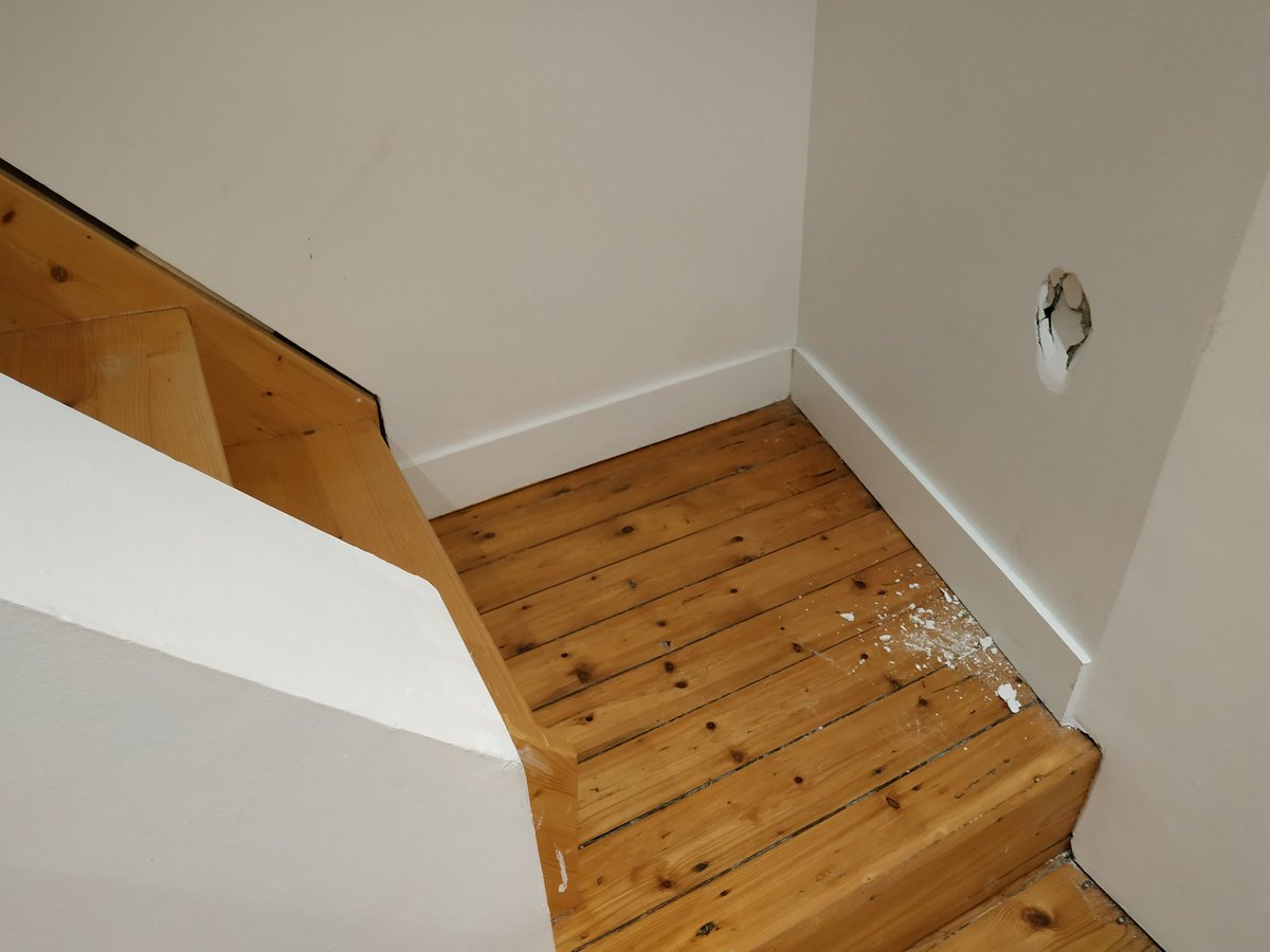 Sam_dimanche's tweet photo. Alors je voudrais juste dire que je suis content d'être encore en vie parce que je suis tombé dans les escaliers et c'était assez impressionnant. Le trou à l'arrivée c'est mon genou qui l'a fait.
Pas de blessure à déplorer non plus, je suis né sous une bonne étoile. https://t.co/WMA34GNrEs