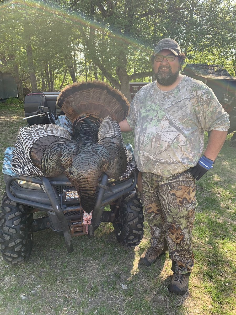 mossberg79's tweet photo. Got er done this aft!! Tag #1 punched!! 4 of them came in hot and looking to lay a beating on my poor ol decoy….I don’t think so Tommy boy!! #turkeyhunting #hunting #bbdown https://t.co/4FFe3IL1dc
