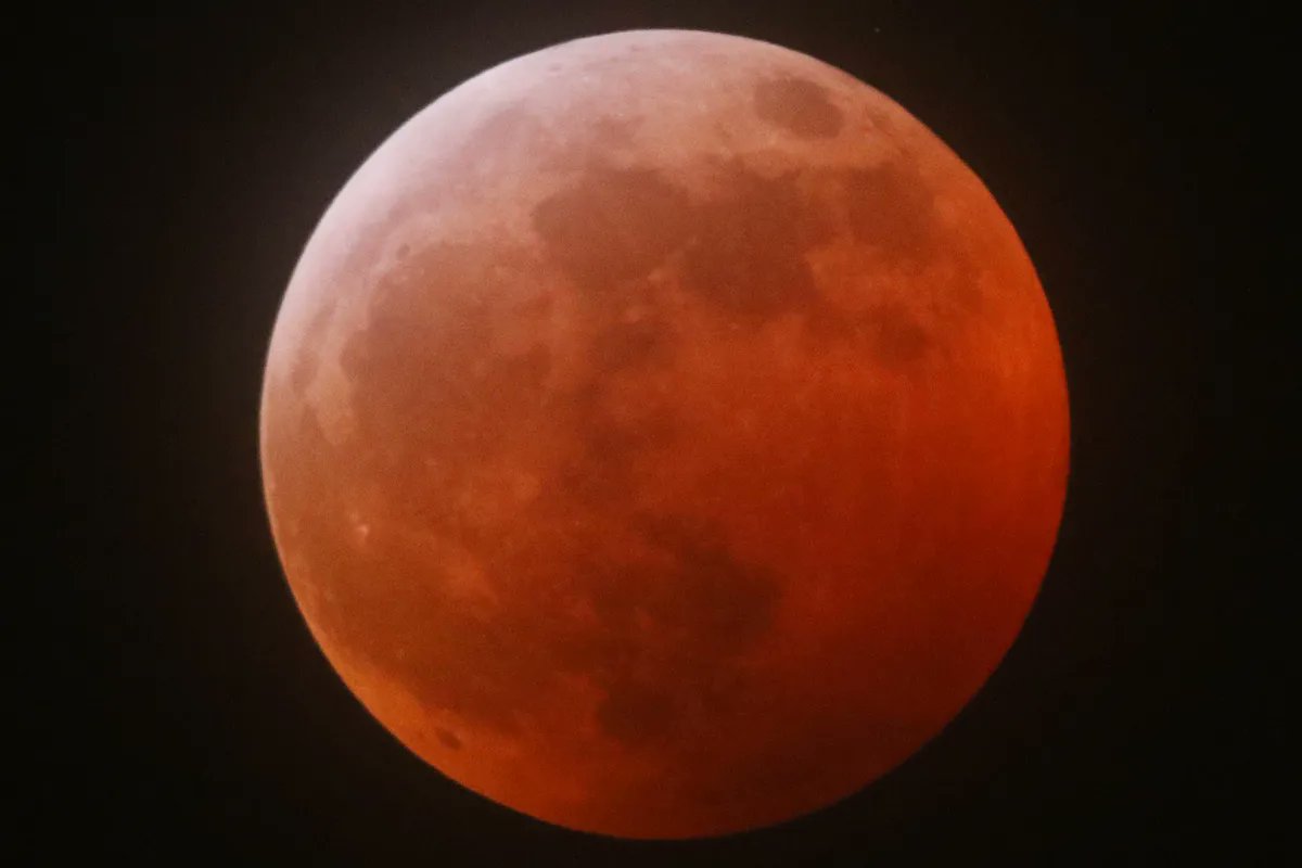 globeandmail's tweet photo. Sky watchers can expect a rare treat on Sunday night when the full moon plunges through Earth’s shadow, transforming its bright silvery disk into a rusty red orb. 

Here’s how and when to look for the lunar eclipse 
https://t.co/hCw4u9IjmQ https://t.co/5jKDieIyGl
