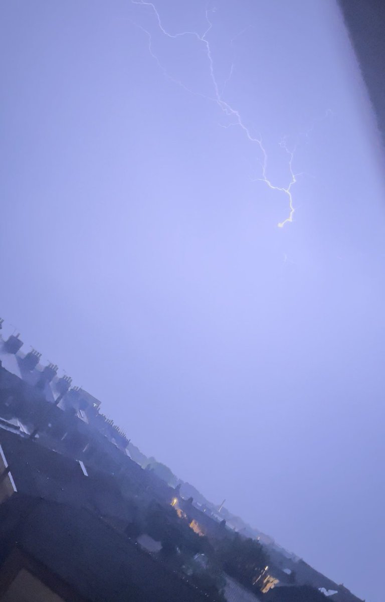 hankaban's tweet photo. Wow what a storm passing over #Dorchester this evening! @bbcweather @metofficestorms 
#storms #thunder #lightening https://t.co/YmBAYKa6dx
