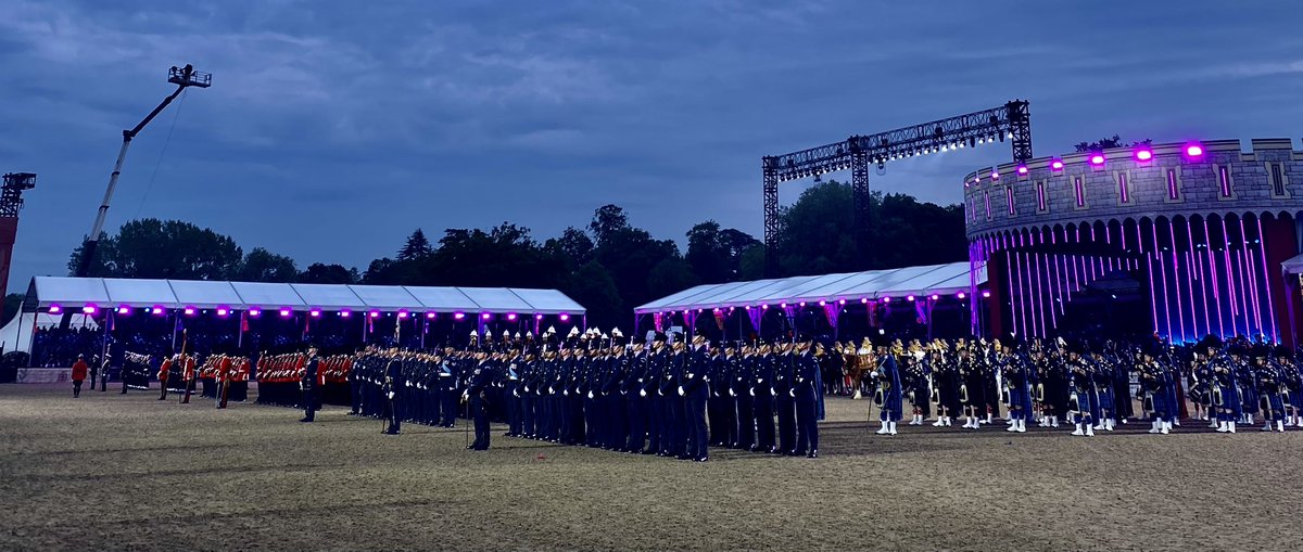 ArmyInLondon's tweet photo. “For over 70 years, there has been a constant heartbeat in this nation. And that heartbeat belongs to The Queen.”
So honoured that She could join us this evening at @windsorhorse Pageant. @BritishArmy @RoyalFamily @RoyalNavy @RoyalAirForce https://t.co/LnYWHcmHRV