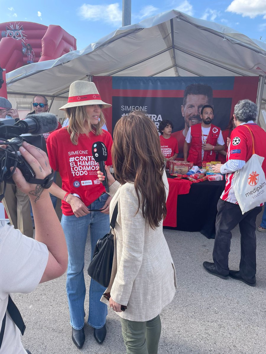 La familia Simeone se vuelca en la lucha contra el hambre desde hace muchos años. Todo un ejemplo. Todo será repartido por @CruzRojaEsp entre familias más necesitadas. Las niñas de Carla y Simeone volcadas por ayudar desde pequeñitas😍 #ContraElHambreLoDamosTodo