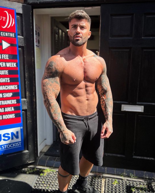 Climb me like I&rsquo;m a tree  https://t.co/HscRjraObX https://t.co/LGyYXvf2Lb