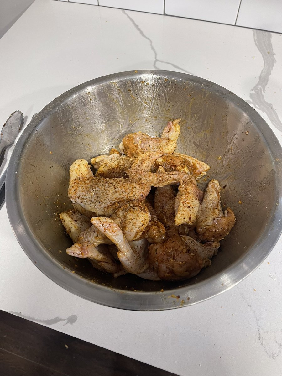 doingthefavor's tweet photo. Sunday Night wings on the grill this evening. Grape seed oil, crushed garlic, salt, pepper, bbq, &amp; jerk seasoning 
#Grillwork #Legwork https://t.co/6FMkeXzSf5