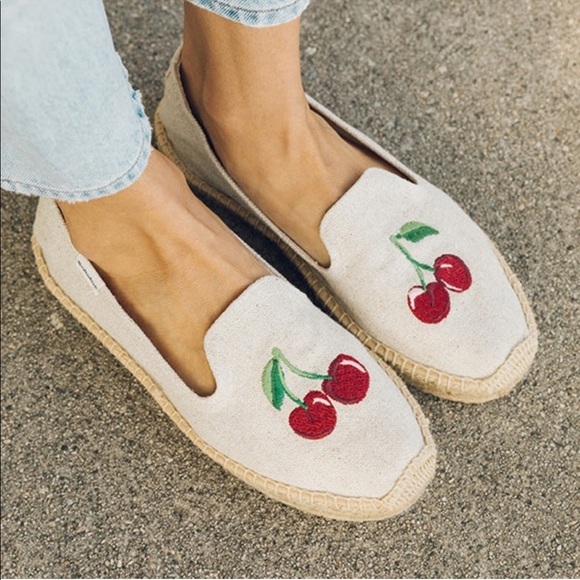 estateoforder's tweet photo. So good I had to share! Check out all the items I'm loving on @Poshmarkapp #poshmark #fashion #style #shopmycloset #soludos #shibyjourneys #nike: https://t.co/KYTFO4rCY3 https://t.co/5pe3YcqRv2