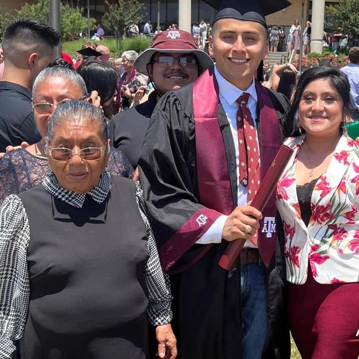 EfrenOlalde54's tweet photo. What a ride, thank you @TAMU for every moment. I can now proudly call myself a Texas A&amp;M graduate 👍🏾  #tamu22 https://t.co/UNxTiK2Bhb