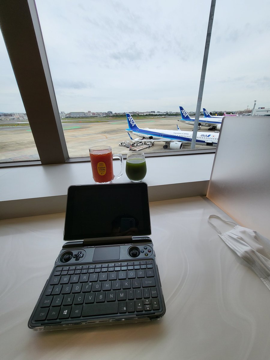 benet's tweet photo. おはようございます 久しぶりに
飛行機で帰りまーす。
青汁まずー
#gpdwinmax #ana #青汁 https://t.co/hQtZWfsiRG