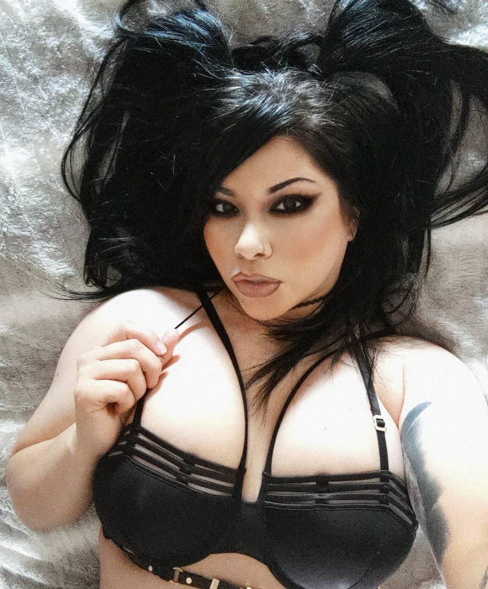 mistressjulli2's tweet photo. Serve me online before we meet am ready to own a submissive slave https://t.co/aCb4zqaXNn