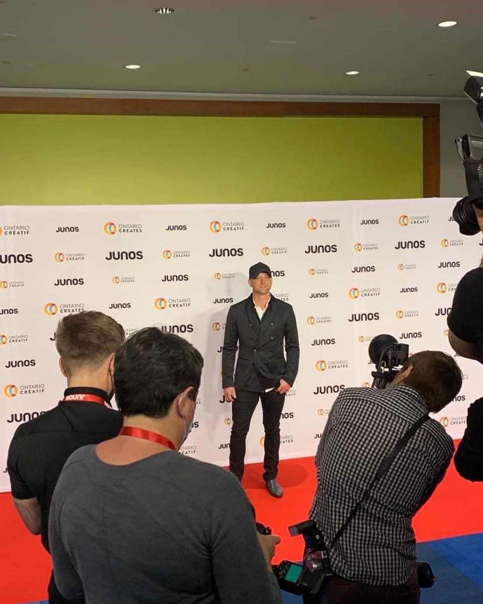 MrSocialTalk's tweet photo. Grateful to be here 🎶 #JUNOS

@TheJUNOAwards @timhicksmusic #JUNOAwards #CampfireTroubadour #TimHicks #CountryAlbumoftheYear https://t.co/qRBm0GgPHb