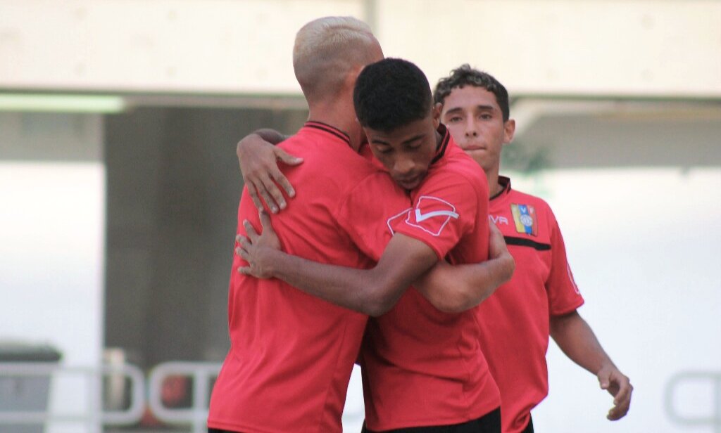 BeachSoccerVen's tweet photo. 👏👏 Venezuela 🇻🇪 sigue disputando partidos amistosos y sumando victorias que ayudan a afinar técnicas previo a la @CopaAmerica ⚽🏖️
Hoy la victoria fue ante #MacutoFC 1️⃣2️⃣ goles a 0️⃣
#BeachSoccerVenezuela #FVF #BeachSoccer #FutbolPlaya https://t.co/sCfiFxfQ9r