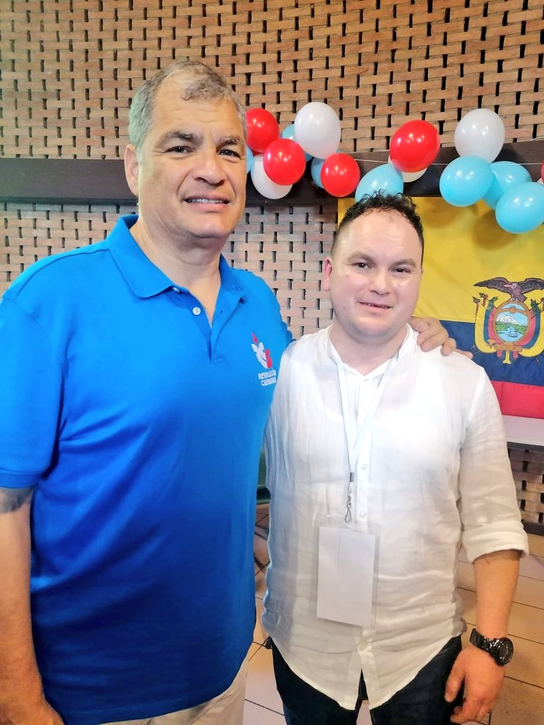 LizandroVivanco's tweet photo. Emotivo encuentro con @MashiRafael y con compañeros de la RC en Europa después de 2 años de pandemia. Renovamos con alegría nuestro compromiso de seguir firmes en pie de lucha para recuperar la Patria. Un abrazo inmenso a los compas de Bélgica. HLVS💪🏼
@RC5Europa
@JuventudesRCE https://t.co/MUbwc0bHZy