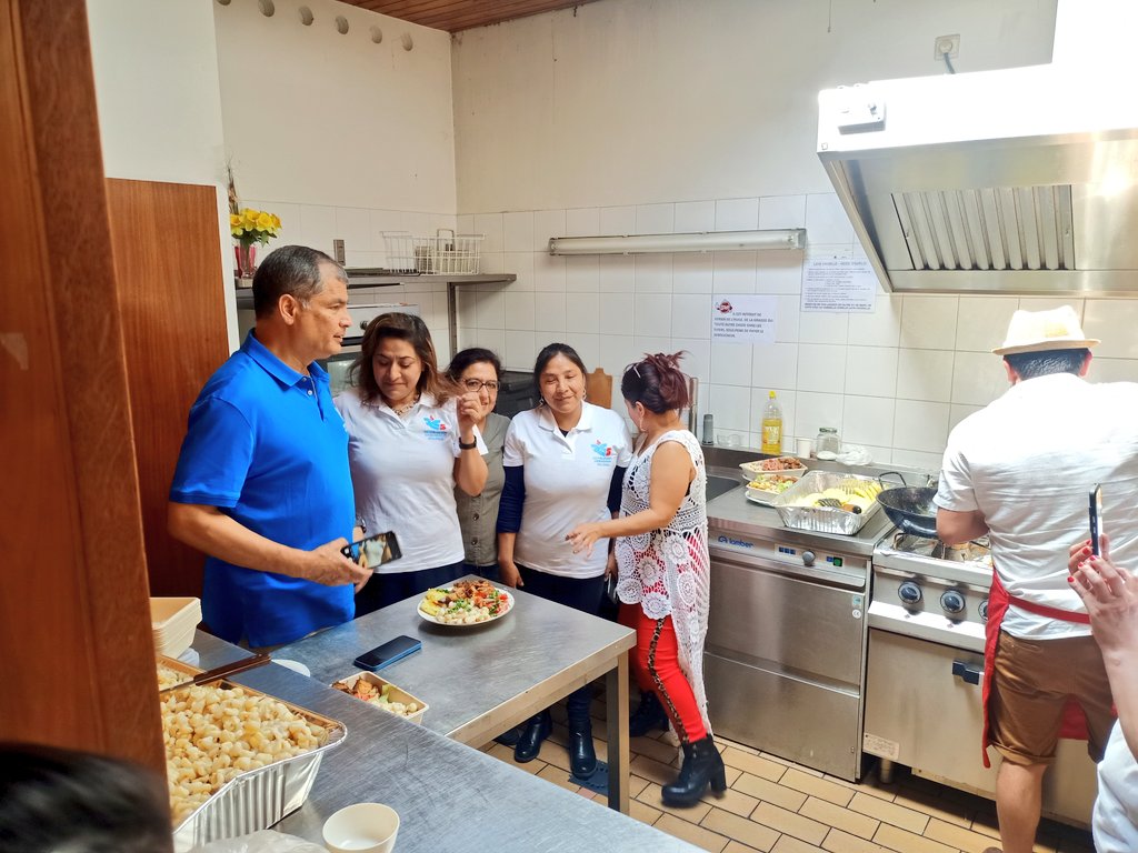 LizandroVivanco's tweet photo. Emotivo encuentro con @MashiRafael y con compañeros de la RC en Europa después de 2 años de pandemia. Renovamos con alegría nuestro compromiso de seguir firmes en pie de lucha para recuperar la Patria. Un abrazo inmenso a los compas de Bélgica. HLVS💪🏼
@RC5Europa
@JuventudesRCE https://t.co/MUbwc0bHZy