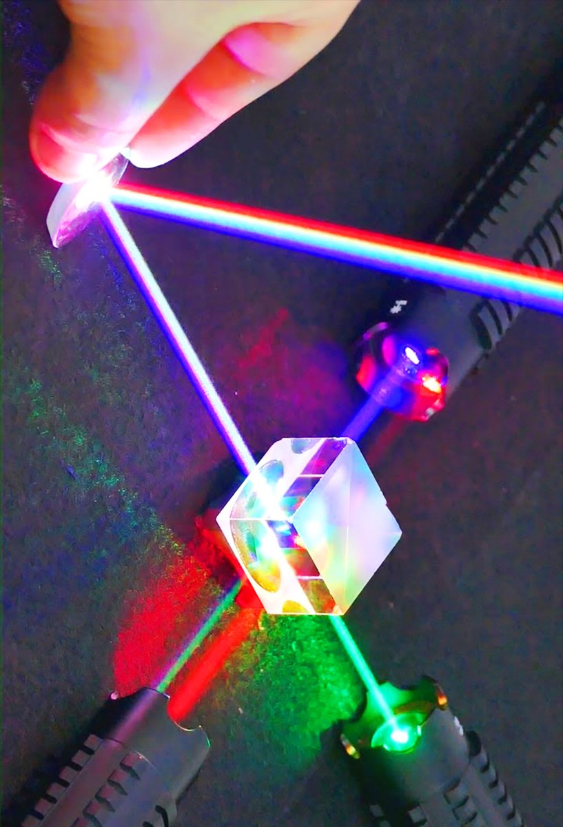 JostoMaffeo's tweet photo. ⚡ 📀 EL PRIMER LASER 

Por lo menos, el primero que funcionaba. 
 El 16 mayo 1960, en #Malibu, lo demostró el #físico Theodore #Maiman.
 El #LASER, acrónimo de "Light  Amplification by Stimulated Emission of Radiatión", es hoy omnipresente. 
 Por ejemplo, en un lector de CD-DVD. https://t.co/Vu7FCvzfnU