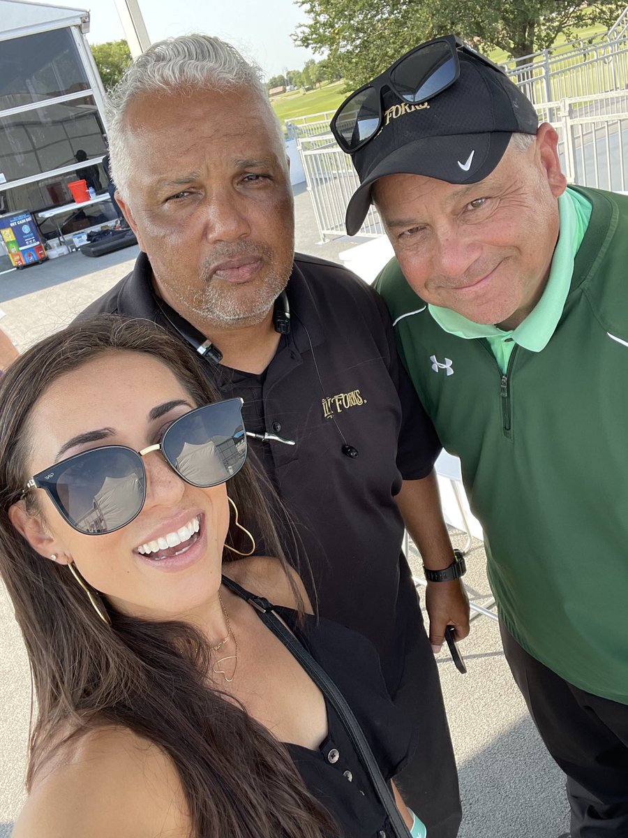 SoniaAzadTV's tweet photo. Wow! Didn’t know we had SO many ⁦@wfaa⁩ fans at the ⁦@attbyronnelson⁩ ⛳️ SO fun! SO hot!! ⁦@wfaaweather⁩ … we were cursing you! #thanksdelkus #wfaa #iamup 🥵 ☀️ https://t.co/7U0hXyVryZ
