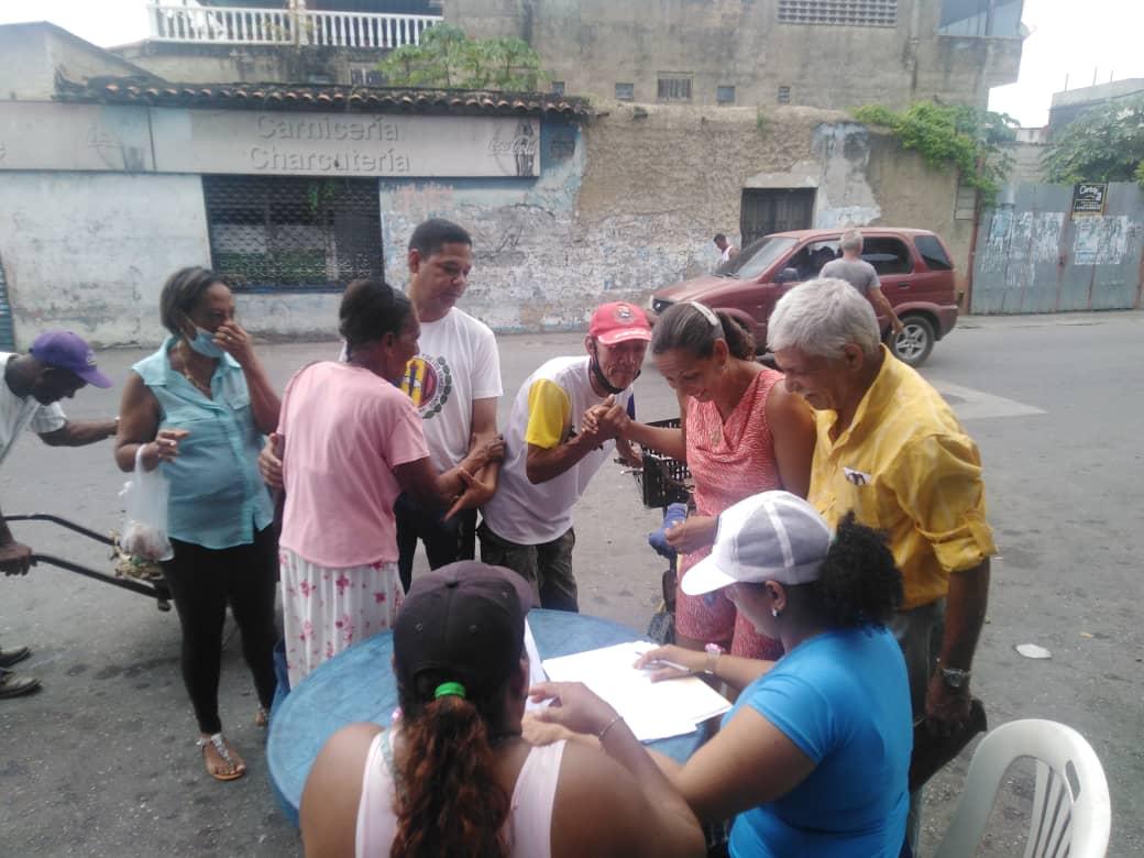 CES_MirandAD's tweet photo. 3er día de la jornada del Censo y Recenso dónde Militantes y simpatizantes realizaron este acto en las calles del Mcpo Páez, con parte del equipo del #CEMPaez. 
#ADCaminaConBernabé
@adbernabe @ADIsraelHerrera @juangutierrez20 @MAELECAD_VE https://t.co/2Xh9S2z2sr