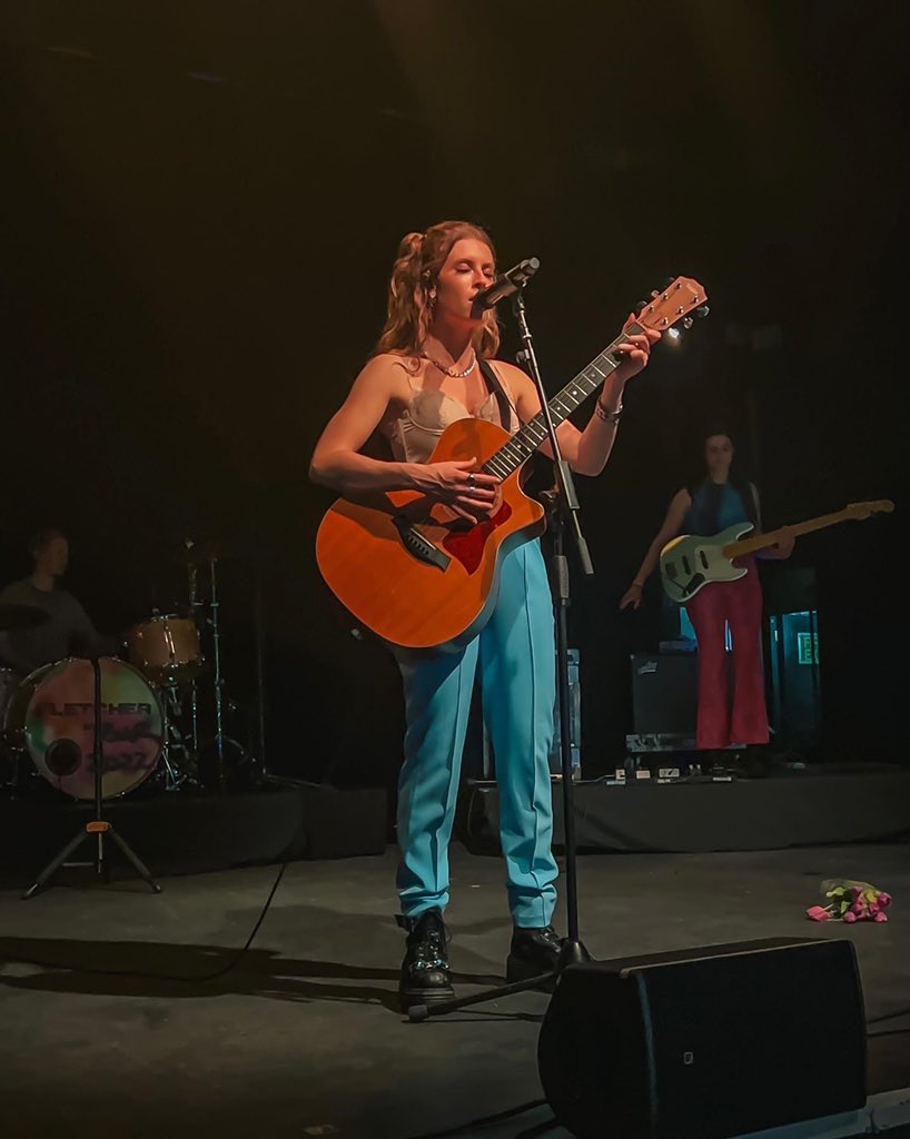Shellebel's tweet photo. a @findingfletcher gig truly is medicine for the mind 🍷 thank you cari x https://t.co/3K4DBEYmwF