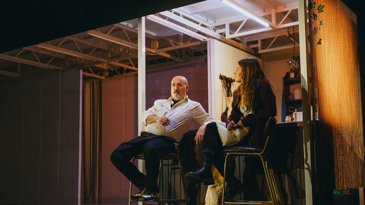elquellegatarde's tweet photo. El espectáculo dramático es un medio experimental por definición. Pablo Remón juega en "Los #farsantes" con la intermedialidad entre #teatro y #cine, grandes Javier Cámara, @Barbara_Lennie y Nuria Mencía y enorme @FrancescoCarril (desopilante núcleo rítmico) #criptomnesia poética https://t.co/NokJcwp3W7