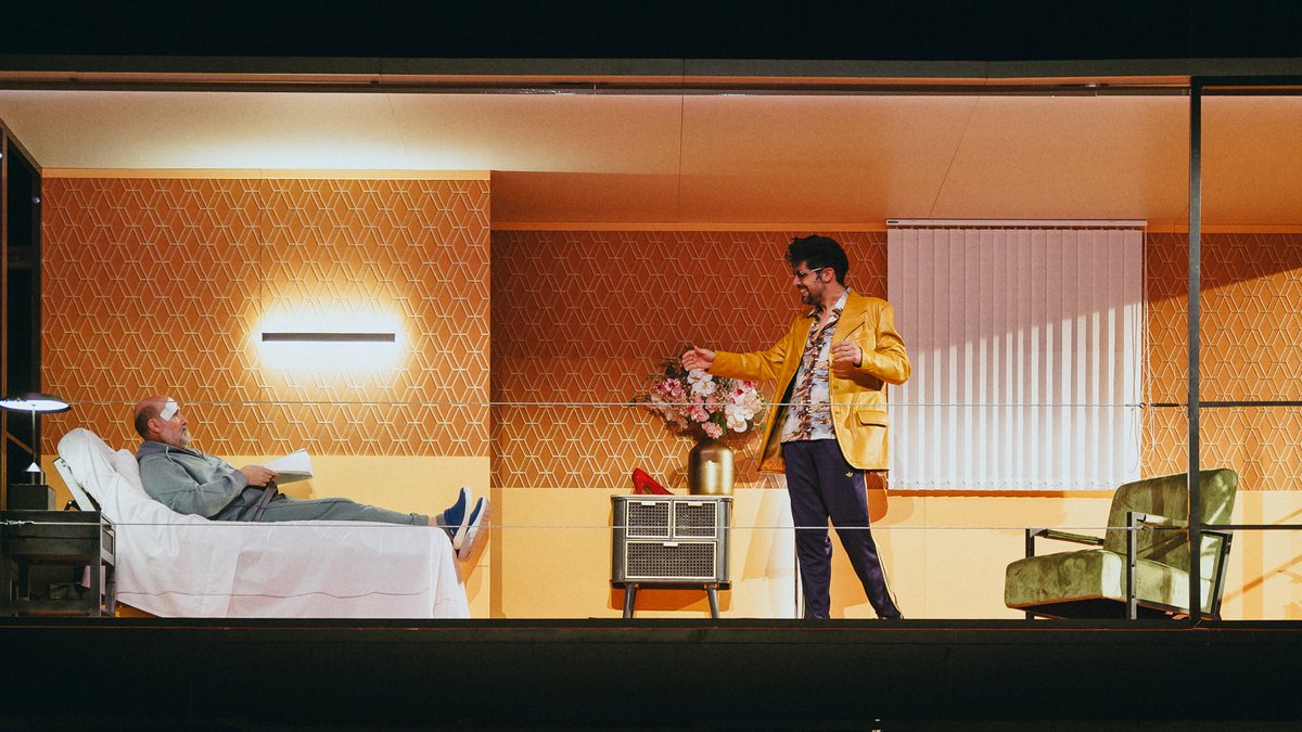elquellegatarde's tweet photo. El espectáculo dramático es un medio experimental por definición. Pablo Remón juega en "Los #farsantes" con la intermedialidad entre #teatro y #cine, grandes Javier Cámara, @Barbara_Lennie y Nuria Mencía y enorme @FrancescoCarril (desopilante núcleo rítmico) #criptomnesia poética https://t.co/NokJcwp3W7