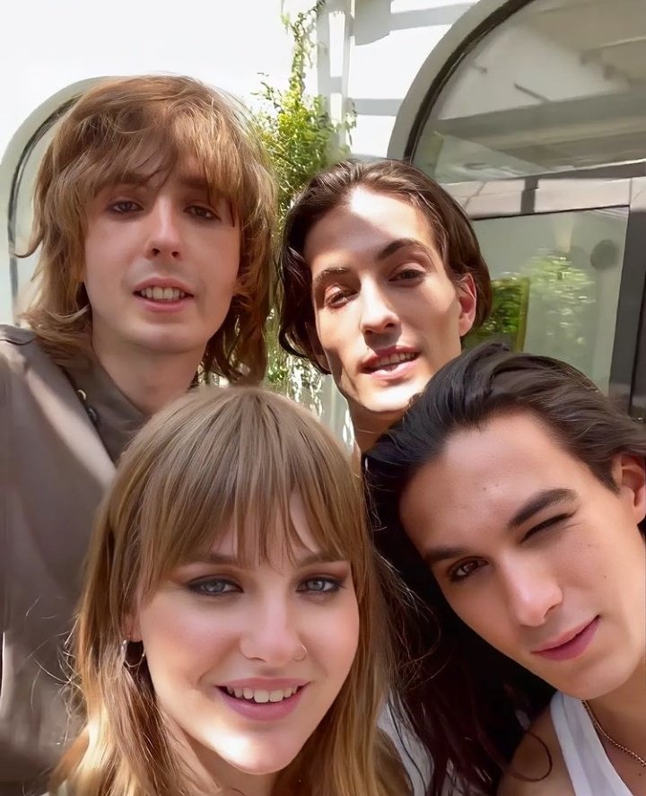 MaNazaskin's tweet image. Look how Happy they are🥰