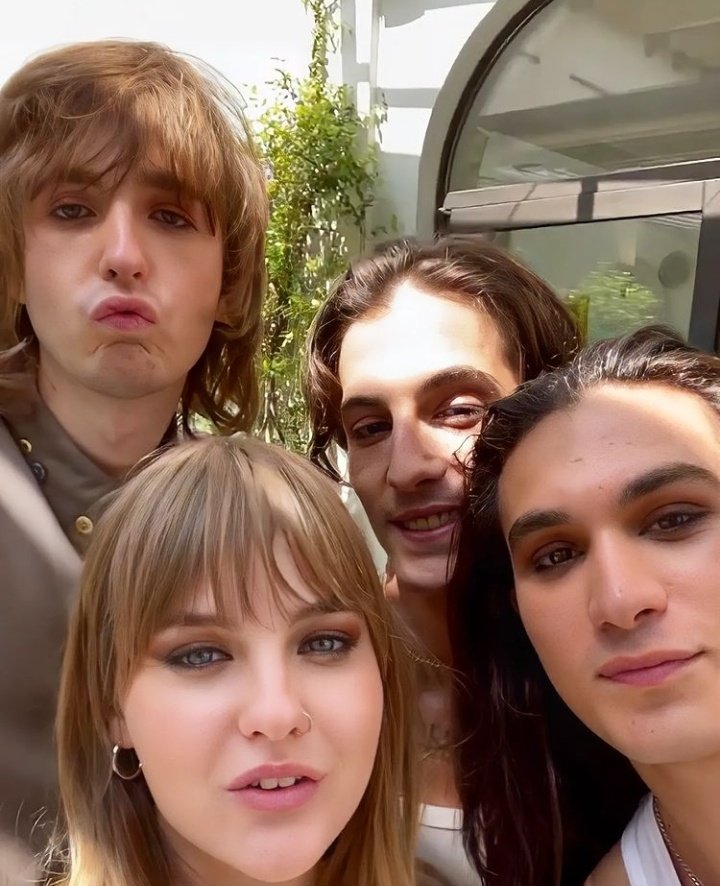 MaNazaskin's tweet image. Look how Happy they are🥰