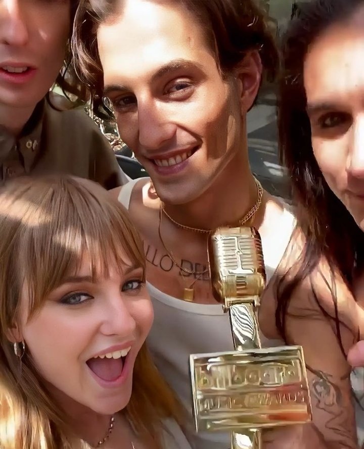 MaNazaskin's tweet image. Look how Happy they are🥰