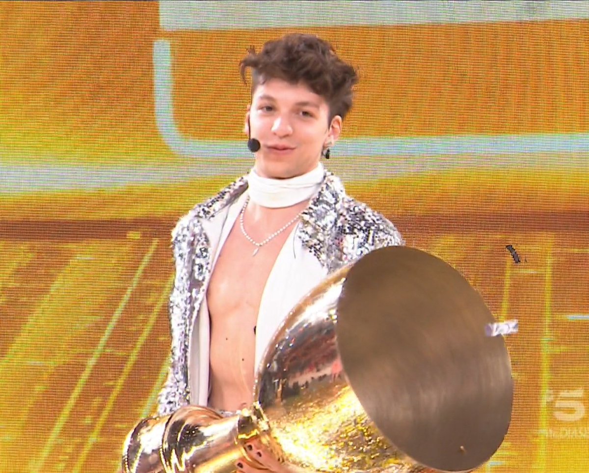 e per quanta strada ancora c'è da fare amerai il finale 💛 #amici21