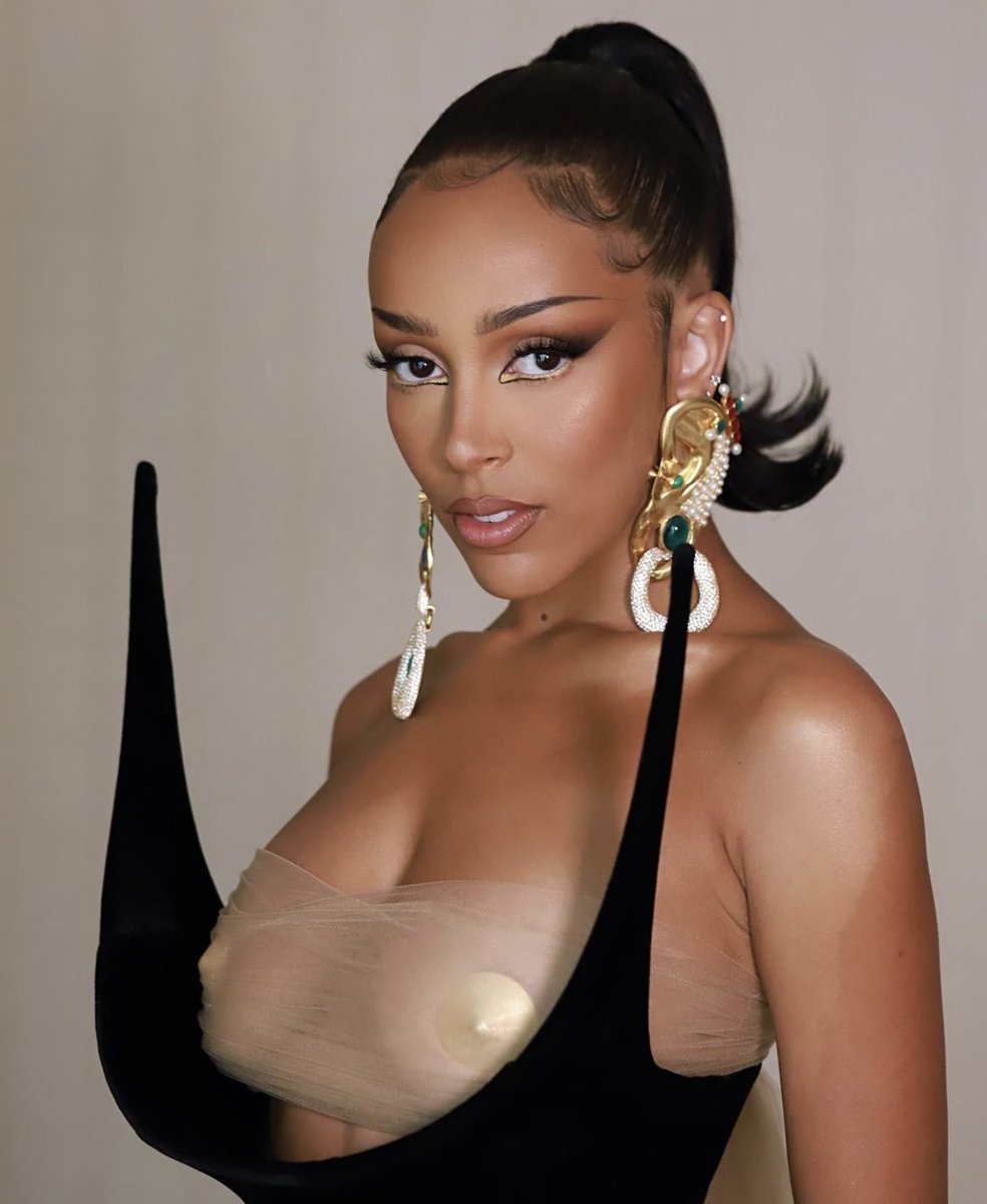BeccaRBRoyalty's tweet photo. DOJA CAT DEVOURED 🔥 https://t.co/aYBX9W5J7J