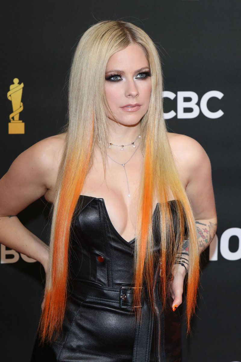 Lavigne_NewsBR's tweet photo. Foto da Avril Lavigne no red carpet do #Junos2022 https://t.co/QMMzH7sZYI