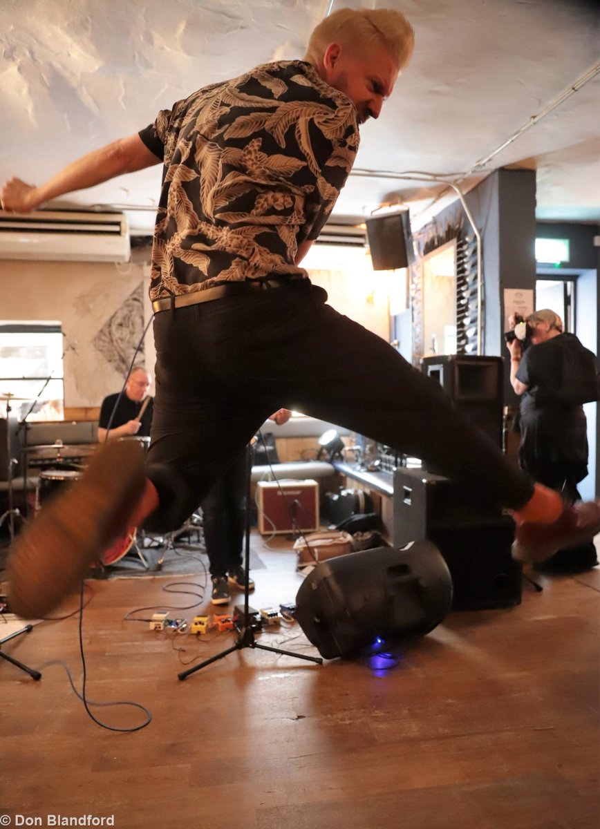 Some snaps from The Brighton Rock'n'Roll Circus at The Black Lion, Brighton courtesy of Kick Out The Jams ❤️🎵 <a href="/KikOutTheJams/">Kick Out The Jams</a> <a href="/ThePearlHarts/">The Pearl Harts</a> <a href="/avoidinyou/">A VOID</a> @weekendrecmusic <a href="/CrossWiresband/">Cross Wires</a>