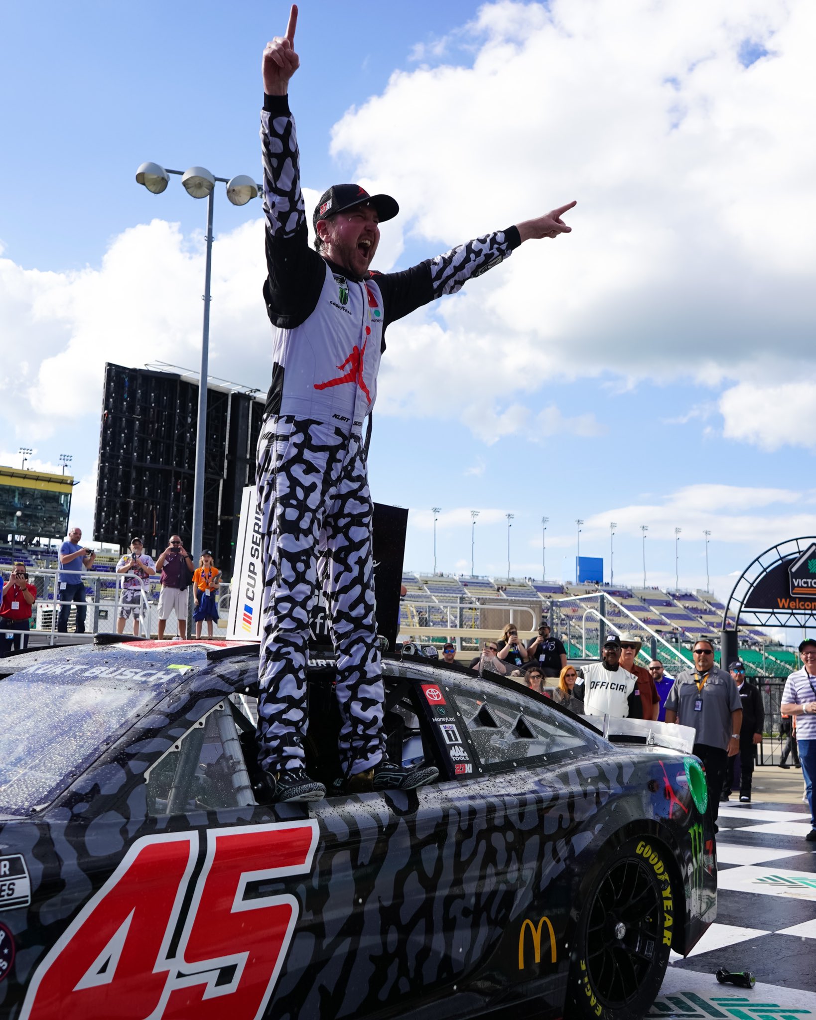 Kurt Busch on Twitter: "WE DID IT!!!!! We had to play like the GOAT and  race like the GOAT to win like the GOAT! This was all about teamwork!  #KBXLV https://t.co/3aQy4hy6lW" /