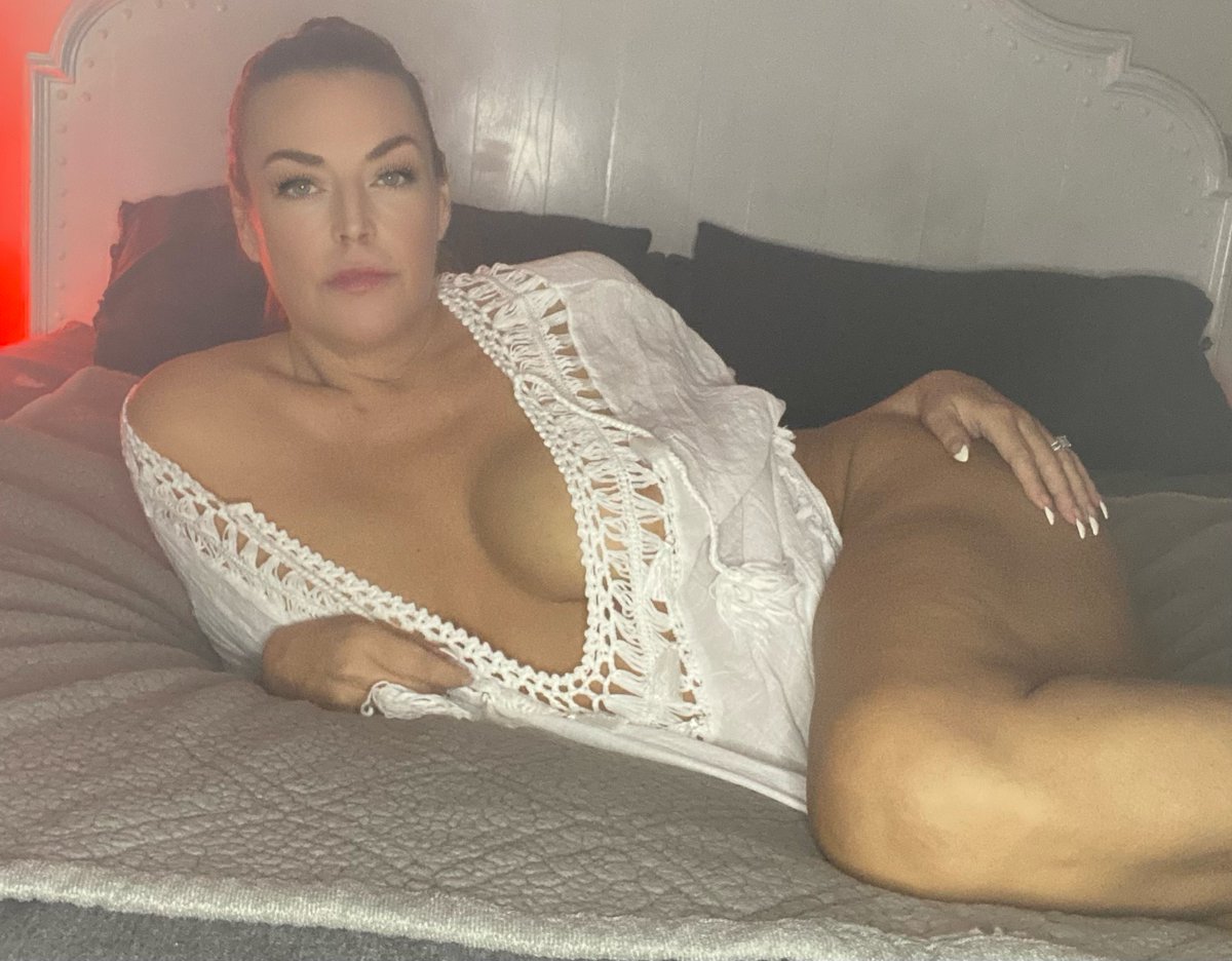 MsVivianSaint's tweet photo. Planning my trip to Calgary to visit family and play with some old friends xox #lovinlife #cafreviews https://t.co/EE6Cy2LEcc
