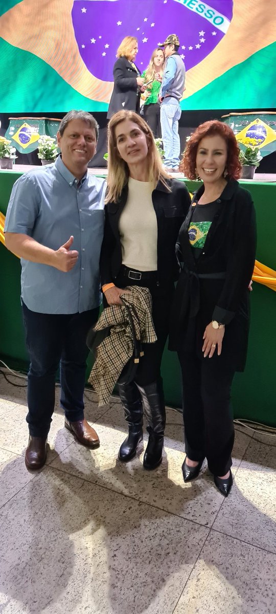 Claudiabolsona3's tweet photo. Que orgulho receber aqui em Barretos a deputada @CarlaZambelli38 e o ministro @tarcisiogdf !!!!
Obrigada por vocês terem vindo.
#enacon #barretos https://t.co/s9dlTcu3Of