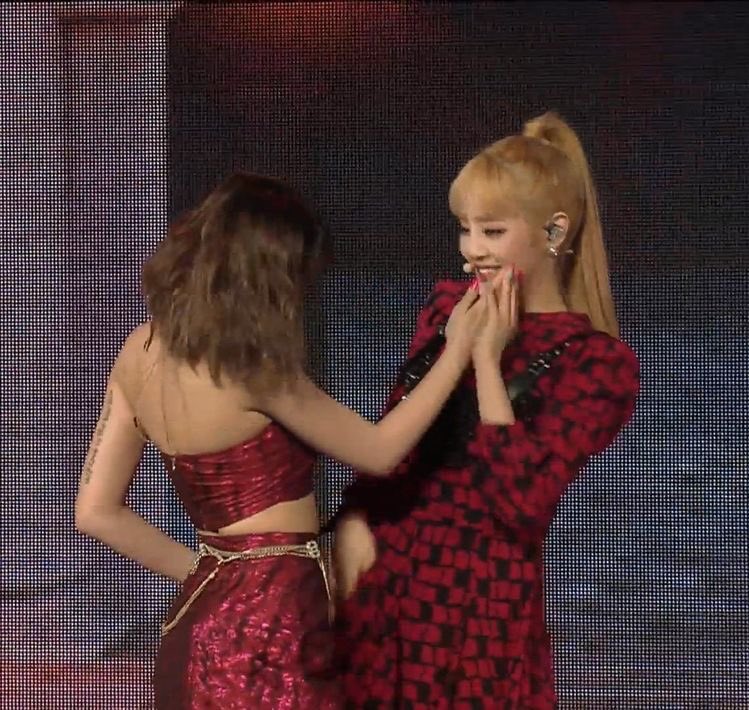 sooj3n's tweet photo. let me remind everyone of this soojin and minnie photo sequence https://t.co/gS2xFIt1DH