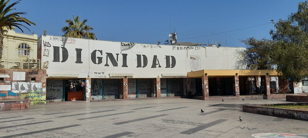 LisetteVergaraR's tweet photo. Llegar y ver este mural en el centro de #antofagasta hace inevitable realzar la importancia de la dignidad, como demanda transversal y como motor de este proceso constitucional. 
Sin lugar a dudas, debe estar en las primeras páginas de esta nueva Constitución. https://t.co/StQn3Ie5Iq