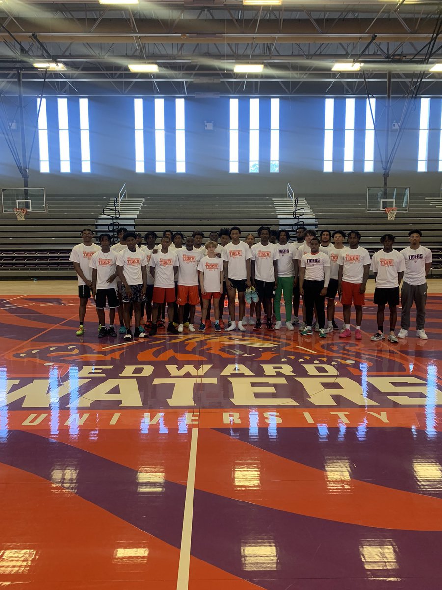 OfficiallyCave's tweet photo. @CoachSummers03 thank you coach for hosting some of my guys at your elites camp @TyroneSmith02 @CurtezCasey @thejemiahgalli2 @BrandonBaxley8 https://t.co/Dt2pIXKrl6