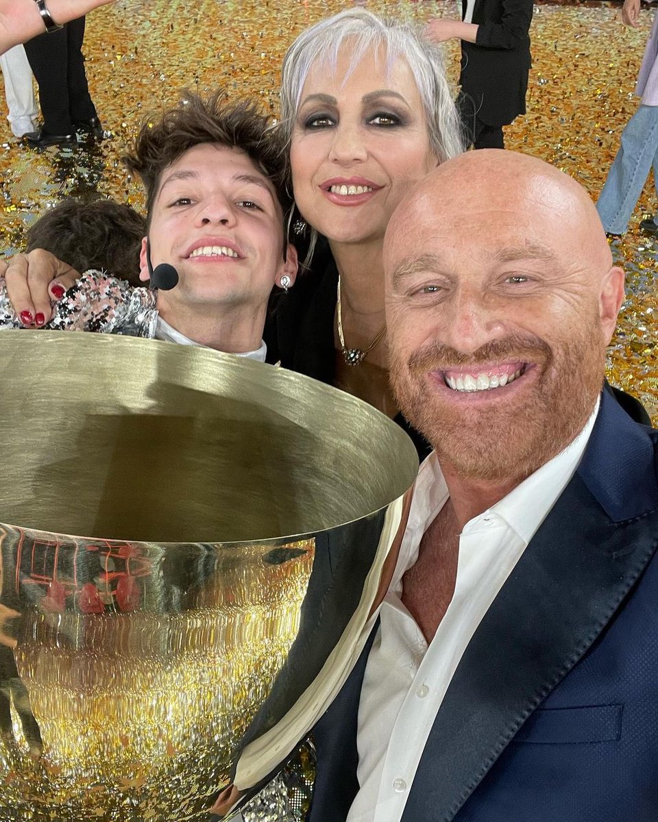 __mc__00's tweet photo. Luigino con mamma e papà  #Amici21 #Luigi #caroligi https://t.co/QyvsS8OXvr