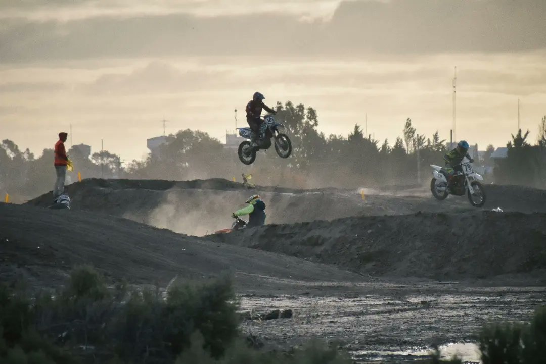 FedeFigueroarw's tweet photo. Tarde de #Motocross, en el circuito Amodeva #Rawson acompañamos ésta actividad que crece año a año y que agrupa deportistas de todas las edades.
Felicitaciones a la organización.
#Amodeva
#ArribaRawson
#ConcejalFedericoFigueroa
@damianbiss
@MuniRawson https://t.co/us2kwQ5K8I