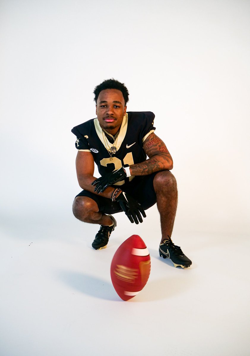MartinIsland21's tweet photo. I Will Be Committing To A University Tomorrow On My 21st Birthday Out Of These Four Universities!! 21 Committing On His 21st. 
#KM21
#LLGrandpa
#21VsTheWorld https://t.co/Op3eTQCP0C