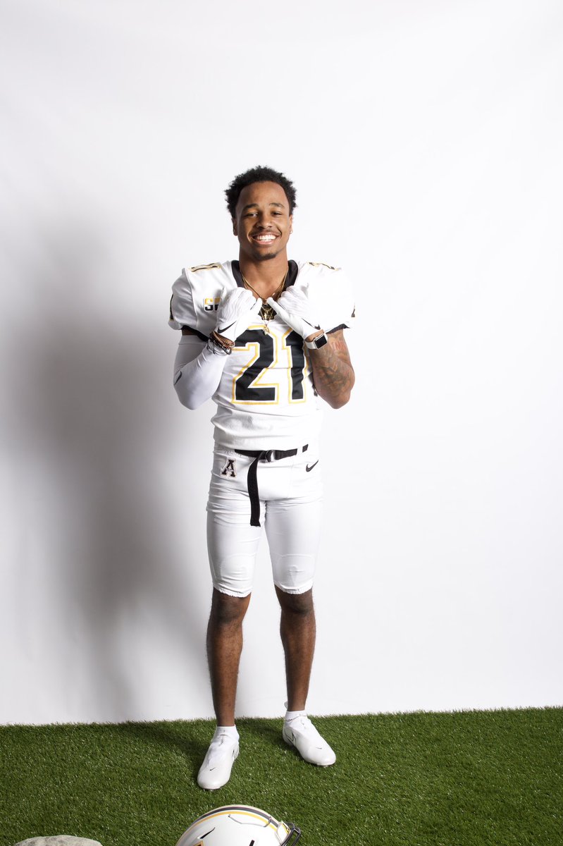 MartinIsland21's tweet photo. I Will Be Committing To A University Tomorrow On My 21st Birthday Out Of These Four Universities!! 21 Committing On His 21st. 
#KM21
#LLGrandpa
#21VsTheWorld https://t.co/Op3eTQCP0C