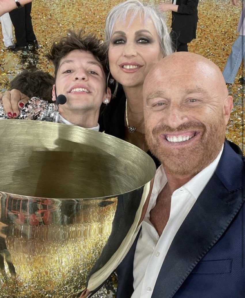 javerystar's tweet photo. a me purtroppo che a voi non stia bene la sua vittoria non interessa la coppa è abbastanza grande per le vostre lacrime https://t.co/xiOaA2SdWk