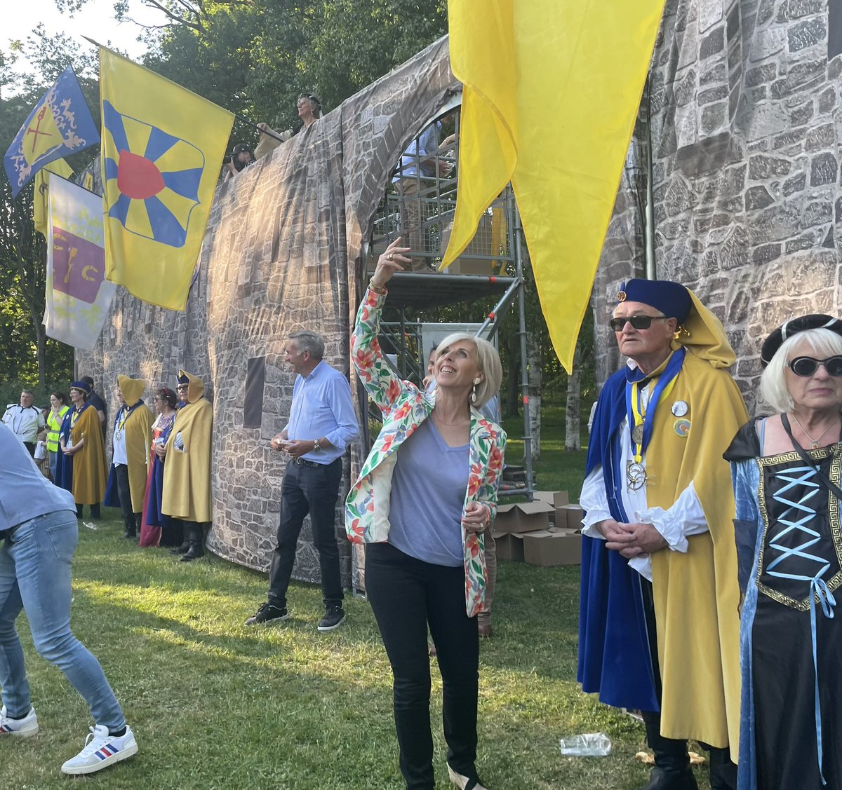 brigitte_liso's tweet photo. Quel bonheur de participer cet après-midi à la Fête des Chapons de #MarquetteLezLille avec mon suppléant Grégoire Pérot au côté de M. le Maire @dlegrand_MLL!
Une #fête populaire et gratuite, qui ravit petits et grands en se terminant par le traditionnel lancé de #chapons🙌🏼 (1/2) https://t.co/AMAFvKcvnK