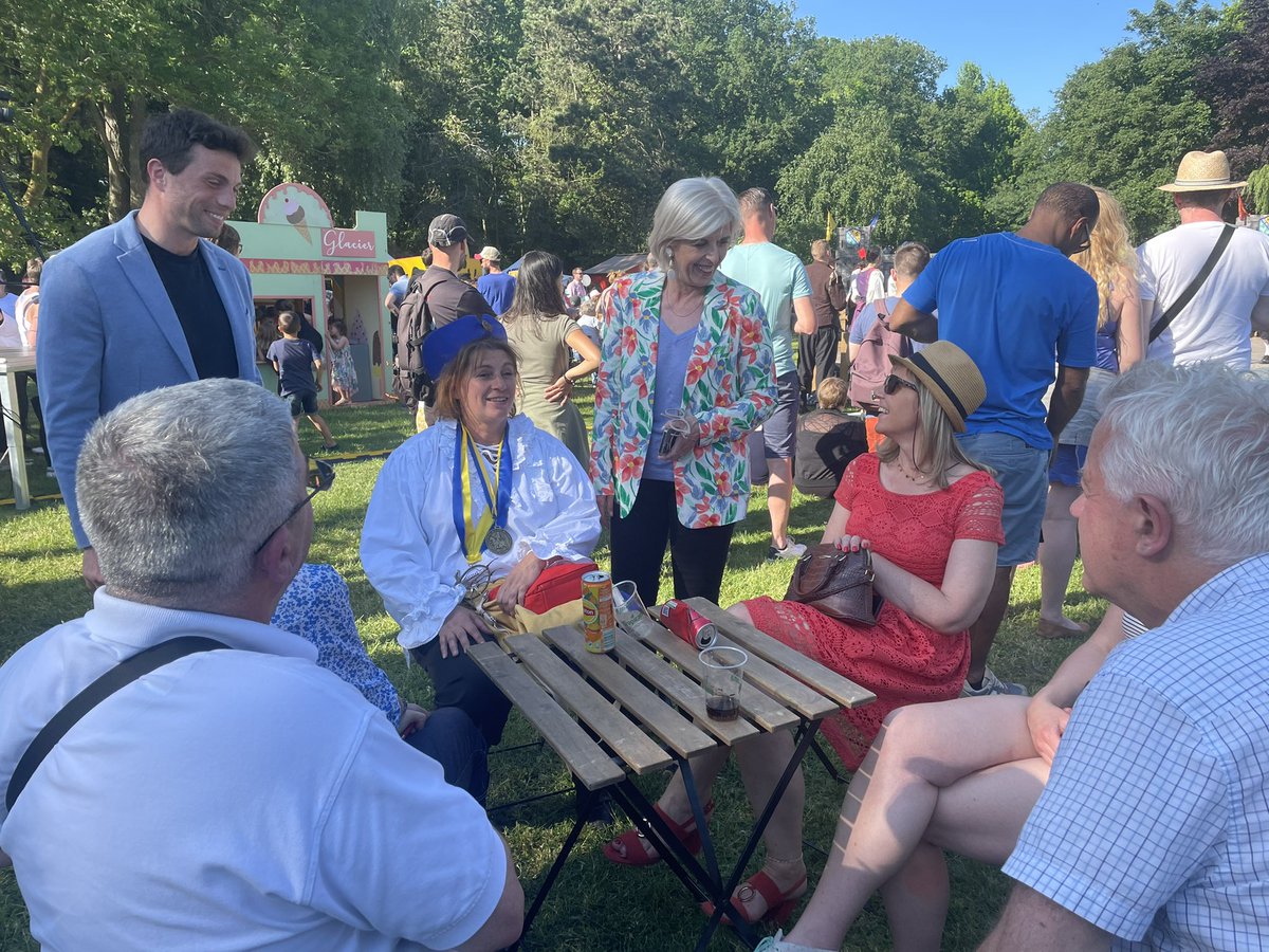 brigitte_liso's tweet photo. Quel bonheur de participer cet après-midi à la Fête des Chapons de #MarquetteLezLille avec mon suppléant Grégoire Pérot au côté de M. le Maire @dlegrand_MLL!
Une #fête populaire et gratuite, qui ravit petits et grands en se terminant par le traditionnel lancé de #chapons🙌🏼 (1/2) https://t.co/AMAFvKcvnK