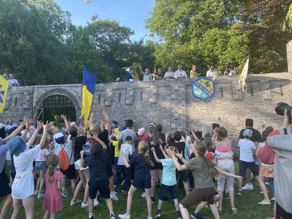 brigitte_liso's tweet photo. Quel bonheur de participer cet après-midi à la Fête des Chapons de #MarquetteLezLille avec mon suppléant Grégoire Pérot au côté de M. le Maire @dlegrand_MLL!
Une #fête populaire et gratuite, qui ravit petits et grands en se terminant par le traditionnel lancé de #chapons🙌🏼 (1/2) https://t.co/AMAFvKcvnK