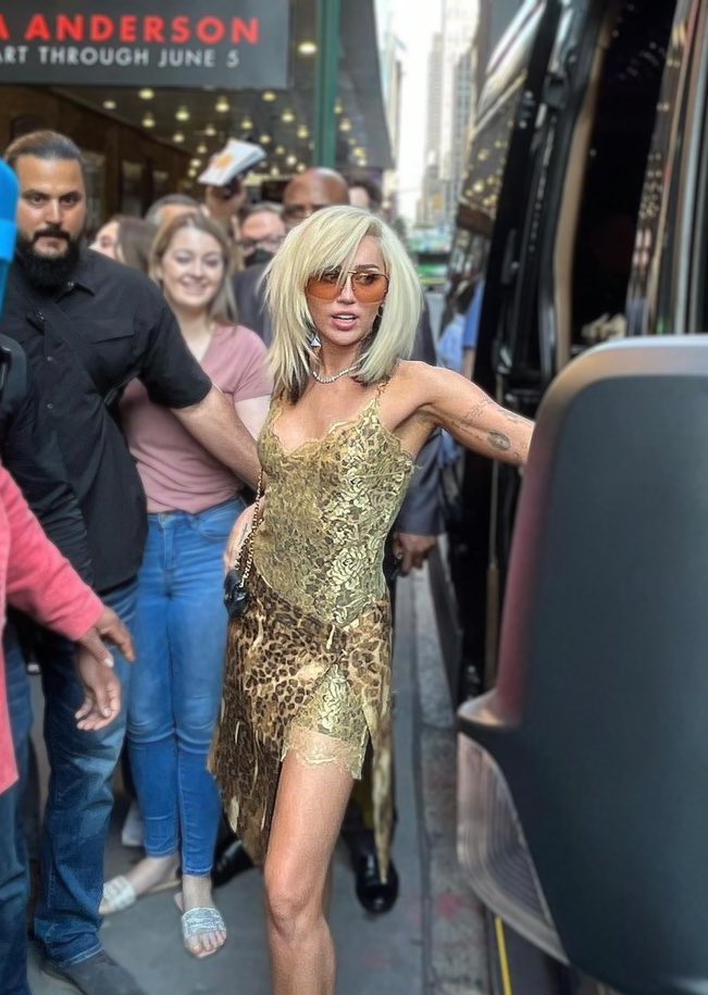 MileyNation13's tweet photo. Miley Cyrus in Broadway ✨ https://t.co/Vn5hJ3T9r2