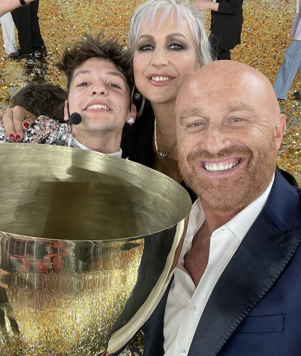 saaane33333's tweet photo. La squadra vincente💛🏆🍀 #Amici21 #caroligi #Luigi #VINCI https://t.co/uZDUno8zKC