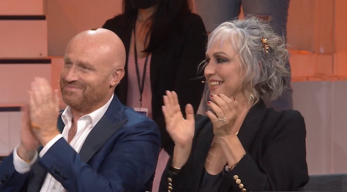 saaane33333's tweet photo. La squadra vincente💛🏆🍀 #Amici21 #caroligi #Luigi #VINCI https://t.co/uZDUno8zKC