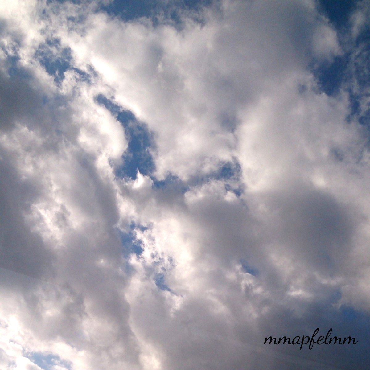 buchi199428's tweet photo. いつかの空☁

#写真 #写真好きな人と繋がりたい  #写真撮ってる人と繋がりたい  #写真撮るの好きな人と繋がりたい  #写真好きと繋がりたい  #Xperia #写真で繋がるフォロー祭り #picture #moon #sky #sky写真部 
#空写真 https://t.co/Fvwf65u4Ax