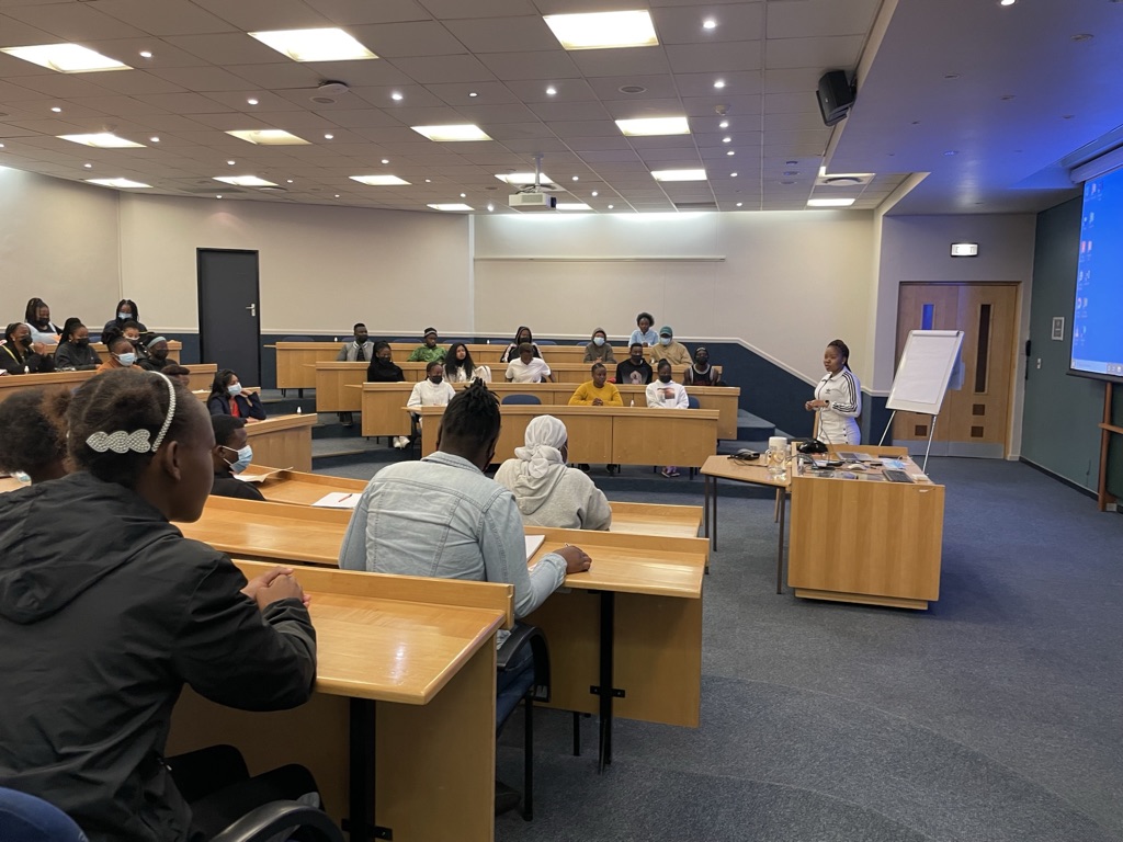 ZwaneSteven's tweet photo. Dreams and goals are possible!! do u hv them? hv u jotted them down? are u tracking them? The @yledsa #YLED2022 Cohort #ChangingTheTide had the pleasure of learning about #GoalSetting during their 3rd session of their transformation journey ... @Khanyihlong1 @FaithMoeletsane https://t.co/R14h0h3e6I