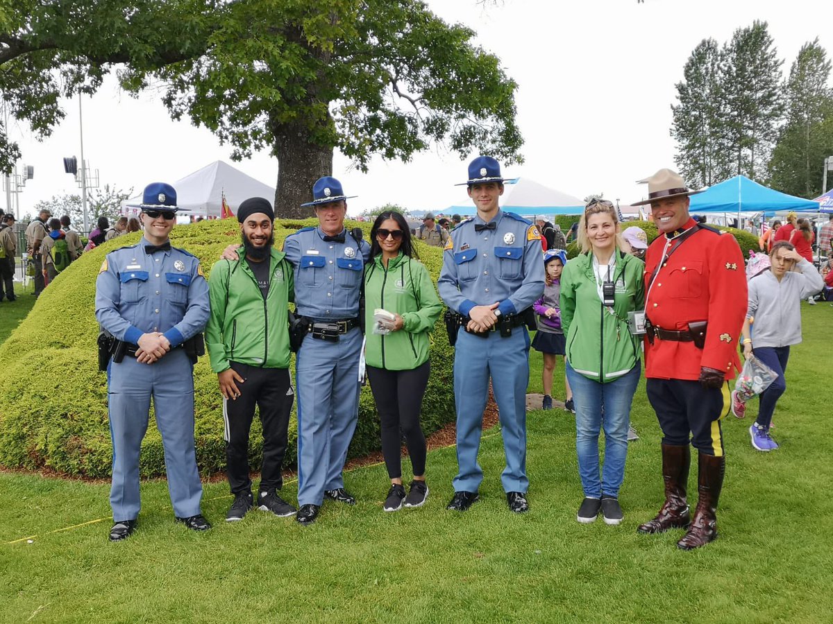 PreventCrimes's tweet photo. Amazing #memories of our #GreenTeam supporting the #HandsAcrossTheBorder event! @SurreyRCMP @surreyps @TransitPolice @CBSANOR https://t.co/pV98ytIj7D